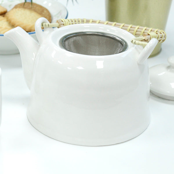 Teapot with strainer